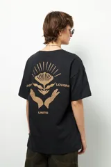 Remerón unisex verde militar de manga corta y cuello redondo, con pequeño estampado lateral en el frente y otro grande en la espalda.