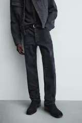 Pantalón de corte recto confeccionado en tejido de pana, con diseño de cinco bolsillos, cierre frontal con cremallera y botón.