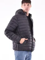 Campera puffer negra con capucha y cierre frontal.