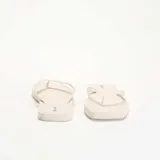 Chanclas de dedo de diseño liso y color beige, con suela plana y tiras finas.
