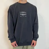 Buzo negro con estampado en la espalda con motivos playeros y texto en blanco y naranja.