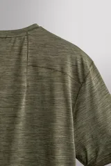 Camiseta técnica regular fit de Zara Athleticz, color verde militar con diseño de rayas sutiles, cuello redondo y manga corta. Confeccionada en tejido ligero, elástico y de secado rápido con costuras planas.