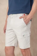 Bermuda cargo color beige con bolsillos laterales y traseros.