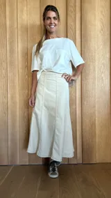 Pollera larga de denim color celeste claro, con corte en A y talle alto con elástico en la cintura.