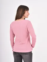 Remera de manga larga con cuello redondo, confeccionada en tejido de punto acanalado de color gris.