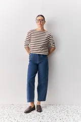 Jean de corte barrel, tiro alto, con silueta amplia que se estrecha hacia el tobillo. Confeccionado en denim azul oscuro con costuras a contratono.