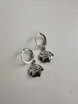 Par de aros colgantes plateados con forma de pez. Cierre tipo argolla.