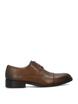 Zapato formal de cuero en color marrón coñac, estilo Oxford con cordones, punta redondeada con costura en la puntera y suela con tacón bajo.