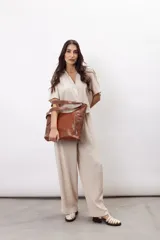 Bolso shopper de cuero vacuno color azul marino, con diseño hobo, panel frontal en relieve efecto croco brillante, bolsillos externos con cierre y correa ancha ajustable.