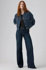 Pantalón de jean azul oscuro, de corte wide leg y tiro alto.