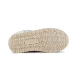 Pantubota color beige de caña baja, con plataforma y forro interno de corderito sintético.