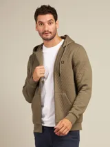 Canguro con capucha color ladrillo, con cierre frontal y bolsillos tipo canguro.