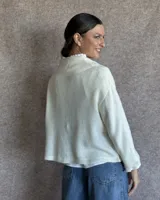 Saco color crudo de lana lambswool, con cuello alto y bolsillos laterales.