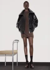 Vestido corto de tejido de punto fino, con cuello caja y diseño recto de manga larga.