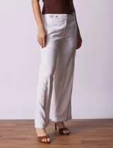 Pantalón de lino color crudo, de corte ancho y tiro alto.