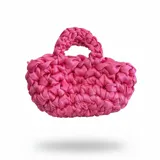 Bolso de mano confeccionado con tiras de seda entrelazadas formando nudos, en color fucsia, con asas cortas integradas y diseño estructurado.