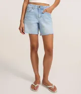 Bermuda de cintura mediana confeccionada en jean, con trabillas en la cintura, cierre tradicional, bolsillos y bajo deshilachado.