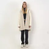 Campera blanca con capucha, cierre frontal y bolsillos con cierre. Tiene efecto de pelo sintético en el frente y dorso, y está confeccionada en poliéster y nylon.