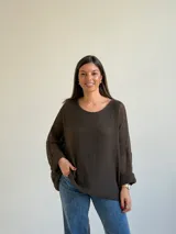 Sweater de punto abierto color marrón oscuro, de corte holgado, mangas largas y escote redondo.