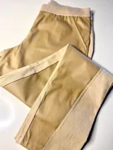 Pantalón Milano de corte recto, con la parte delantera de cuerina sintética elástica y la parte trasera de gabardina con spandex. Cuenta con cintura elástica y bolsillos laterales.