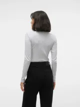 Remera de manga larga con cuello redondo, confeccionada en tejido rib elastizado con calce ajustado al cuerpo.