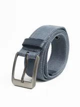 Cinturón de lona color negro con hebilla metálica rectangular en tono plateado oscuro.