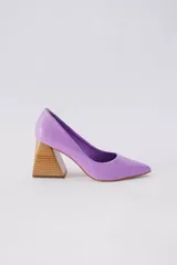 Zapato de tacón color verde agua, con punta fina y taco cuadrado forrado en cuero tipo madera.