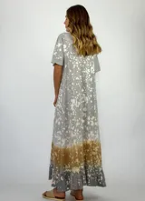 Vestido largo gris con estampado de manchas blancas y sección inferior color marrón con volados.
