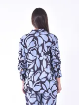 Camisa de manga larga con cuello clásico y estampado abstracto en blanco y negro.