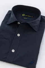 Camisa color beige de algodón poplin lavado, corte slim fit, manga larga, cuello clásico y cierre con botones.