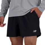Short deportivo negro con logo reflectivo de New Balance en la pierna derecha. Cuenta con tecnología NB DRY de secado rápido, forro transpirable incorporado, bolsillos laterales y cordón ajustable en la cintura.
