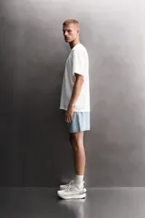 Short deportivo Zara Athleticz de tejido técnico ligero y elástico en color celeste, con cintura elástica ajustable, bolsillos frontales, aberturas laterales en el bajo y detalle de logo estampado.