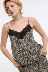 Musculosa de viscosa satinada con estampado animal print en tonos negro, blanco y verde oliva. Presenta tirantes finos regulables y escote en V con detalle de encaje negro.
