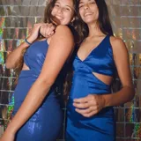 Vestido corto negro con escote en V, breteles finos cruzados en la espalda y cut-outs laterales bajo el busto.