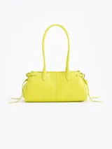 Cartera tipo shoulder bag de cuero vacuno en color amarillo, con doble asa de hombro, cierre superior y detalles de tiras laterales colgantes. Incluye aplique de cerradura metálica con candado y llavero colgante en el frente.