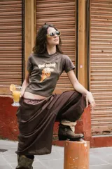 Pantalón de lino color azul, de corte holgado y ancho, con elástico en la cintura y bordado en la parte trasera.