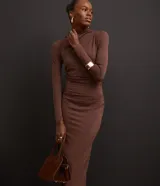 Vestido midi marrón de poliamida con cuello alto, mangas largas y detalle fruncido en los laterales.