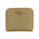 Billetera Guess Laurel de formato cuadrado con cierre perimetral y textura saffiano. Color verde oliva con herrajes y logo frontal en tono oro rosado.