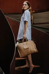 Camisa celeste de algodón con botones frontales, cuello clásico y mangas cortas con ribete negro.