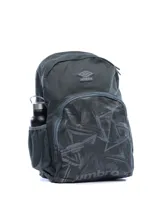 Mochila Umbro de color gris oscuro con diseño estampado en el bolsillo frontal. Cuenta con compartimento principal con cierre, bolsillo frontal con cierre, bolsillos laterales de red y logo de la marca aplicado en la parte superior.