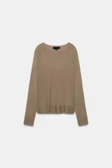 Jersey de punto color marrón topo, de manga larga y corte recto, con cuello redondo ribeteado con hilo brillante.