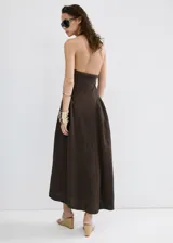 Vestido midi de 100% algodón con textura de bámbula, color marrón, con escote cuadrado, tirantes anchos y falda con caída amplia.