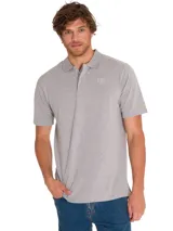 Remera tipo polo de manga corta color gris melange, con cuello de punto acanalado y tapeta con botones. Presenta el logo de CAT estampado en el pecho y un pequeño detalle bordado en color amarillo en la manga.