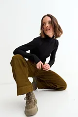 Remera de manga larga con cuello polera, confeccionada en tejido liso y ajustado al cuerpo.