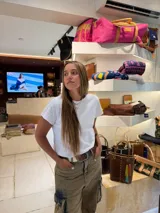 Camiseta de manga corta color blanco, corte clásico, con un pequeño bordado a tono en el pecho.