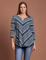 Blusa texturada con cuello redondo y escote en V con aplique metálico. Diseño a rayas horizontales en tonos azul, verde, blanco y negro.