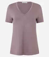 Blusa básica de manga corta con cuello en V, confeccionada en tejido de viscosa con elastano. Presenta un diseño liso y corte ajustado.