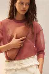 Bolso tipo pouch con textura de piel de serpiente en tonos degradados de rosado y bordó. Cuenta con una cadena dorada extraíble y cierre superior mediante clip.