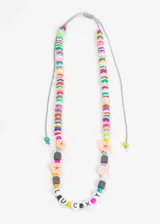 Collar corto de hilo gris con mostacillas de colores, cuentas con forma de flor y cuentas con letras que forman la palabra "Lucky".