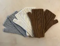 Guantes sin dedos tejidos a punto con diseño de ochos en color gris, blanco y marrón.